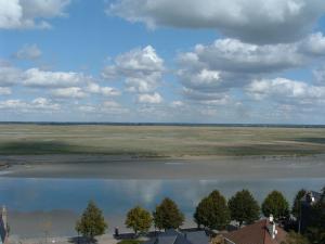 a view of a large body of water at Quai Peree Apartement in Saint-Valéry-sur-Somme