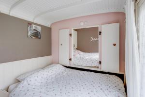 Giường trong phòng chung tại Pipowagens 'Ot' en 'Sien'