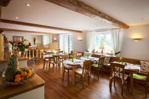 ein Restaurant mit Tischen und Stühlen in einem Zimmer in der Unterkunft Landhaus Langeck in Münstertal