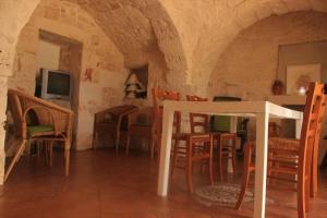 - une salle à manger avec une table et des chaises dans l'établissement Il Trullo di Leonardo - casa uso turistico, à Martina Franca