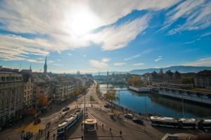 vistas a una ciudad con río y edificios en Central Plaza en Zúrich