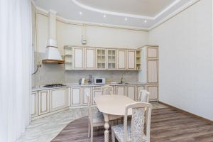 A kitchen or kitchenette at Apartment on Rishelievskaya street