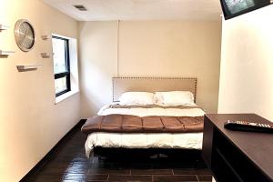 Pine Mountain Inn tesisinde bir odada yatak veya yataklar