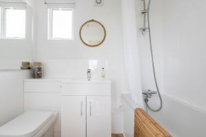 A bathroom at The Beach Huts 
