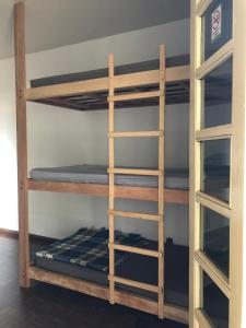 Uma ou mais camas em beliche em um quarto em Hostel Wanderlust