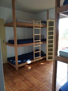 Uma ou mais camas em beliche em um quarto em Hostel Wanderlust