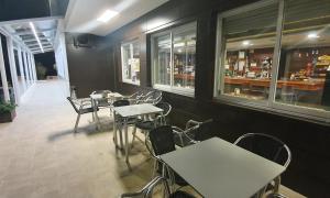 ein Esszimmer mit Tischen und Stühlen in einem Restaurant in der Unterkunft Hotel Prados in Lugo