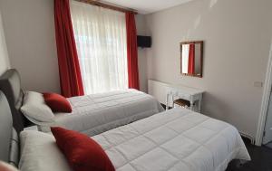 Habitación de hotel con 2 camas y ventana en Hotel Prados, en Lugo