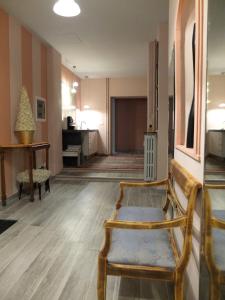Una sala de estar con dos sillas y una mesa. en Dimora Al 36, en Roma