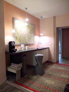 um quarto com uma secretária, um lavatório e um tapete em Dimora Al 36 em Roma