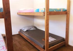 Uma ou mais camas em beliche em um quarto em Hostel Wanderlust