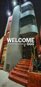 um sinal de boas-vindas na lateral de um edifício em Hostal GGG em Ensenada