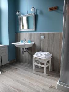un baño con lavabo y espejo en Dimora Al 36, en Roma