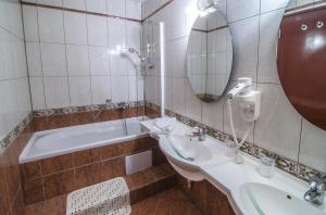 Koupelna v ubytování Hotel Marami