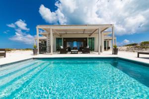 Bazén v ubytování Sailrock South Caicos - Oceanview Villas & Suites nebo v jeho okolí