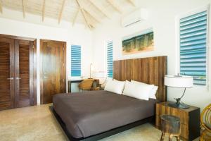 Postel nebo postele na pokoji v ubytování Sailrock South Caicos - Oceanview Villas & Suites