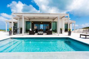 Bazén v ubytování Sailrock South Caicos - Oceanview Villas & Suites nebo v jeho okolí