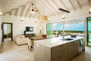TV a/nebo společenská místnost v ubytování Sailrock South Caicos - Oceanview Villas & Suites