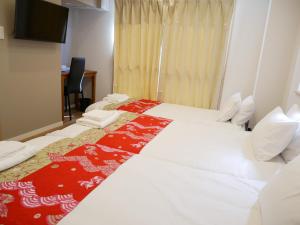 Rúm í herbergi á Tokyo shinjukutei Hotel Asahi gruop 東京新宿亭ホテル