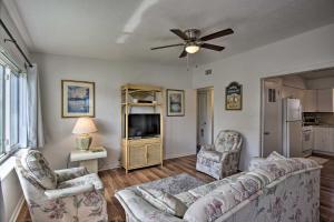 Sunny Cocoa Beach Home Walk to Sea and Attractions! TV 또는 엔터테인먼트 센터