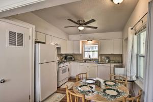 Sunny Cocoa Beach Home Walk to Sea and Attractions! 주방 또는 간이 주방
