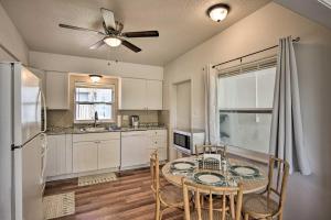Sunny Cocoa Beach Home Walk to Sea and Attractions! 주방 또는 간이 주방