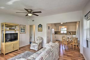 Sunny Cocoa Beach Home Walk to Sea and Attractions! TV 또는 엔터테인먼트 센터