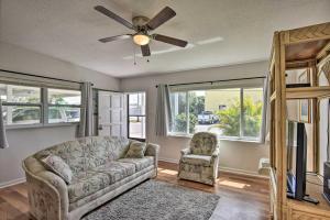 Sunny Cocoa Beach Home Walk to Sea and Attractions! 휴식 공간