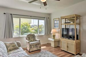 Sunny Cocoa Beach Home Walk to Sea and Attractions! TV 또는 엔터테인먼트 센터