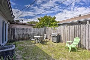 Sunny Cocoa Beach Home Walk to Sea and Attractions! 야외 정원