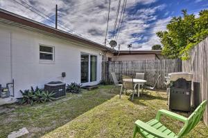 Sunny Cocoa Beach Home Walk to Sea and Attractions! 야외 정원