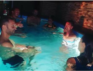 eine Gruppe von Personen in einem Schwimmbad in der Unterkunft Butterfly Hostel in Saint-François