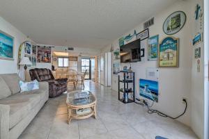 uma sala de estar com um sofá e uma mesa em Gulf Coast Escape with Balcony and Resort Amenities! em Hudson