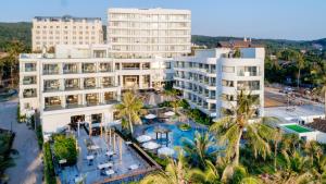 - une vue aérienne sur un hôtel doté d'une piscine et de palmiers dans l'établissement Sunset Beach Resort and Spa, à Duong Dong