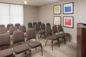 una fila di sedie in una stanza con un podio di Holiday Inn Express & Suites Springfield by IHG a Springfield
