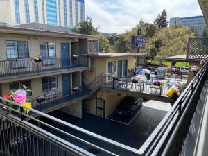 uma vista para um hotel com flores nas varandas em Westwind Lodge em Oakland