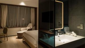 Postel nebo postele na pokoji v ubytování The Nook Hotel Hangzhou - A design hotel, 20 mins to West Lake and Lingyin Temple