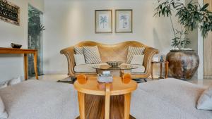 Ein Sitzbereich in der Unterkunft DISINI Luxury Spa Villas-CHSE Certified