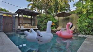 Der Swimmingpool an oder in der Nähe von DISINI Luxury Spa Villas-CHSE Certified