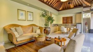 Ein Sitzbereich in der Unterkunft DISINI Luxury Spa Villas-CHSE Certified