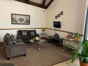 Una sala de estar con un sofá y un televisor. en Owensville Inn, en Owensville 13 fotos más