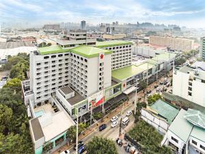 - une vue de tête sur un grand bâtiment blanc d'une ville dans l'établissement Manila Prince Hotel, à Manille