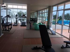Fitness centrum a/nebo fitness zařízení v ubytování GrandBlue Condominium Mae Phim TOP FLOOR WITH SEA VIEW 706