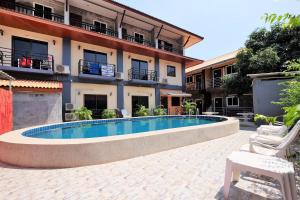 a swimming pool in front of a building at OYO 609 Lanta Dream House Apartment in Ko Lanta