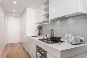 Kuchyň nebo kuchyňský kout v ubytování Domi Serviced Apartments