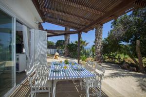 einen blauen Tisch und Stühle auf einer Terrasse in der Unterkunft Napa Beachfront Villa in Ayia Napa