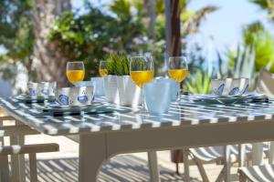 ein Tisch mit Gläsern Wein drauf in der Unterkunft Napa Beachfront Villa in Ayia Napa