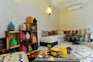 salon z kanapą i stołem w obiekcie Casa De Marrakech Riad Guest House w Marakeszu