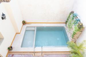 an overhead view of a swimming pool in a house at Hotel Casa Rico in Valladolid