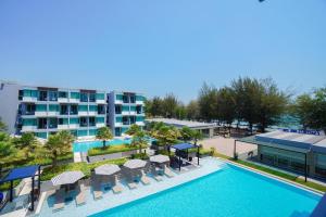 an overhead view of the pool at a hotel at Bay Window at Sea in Cha Am